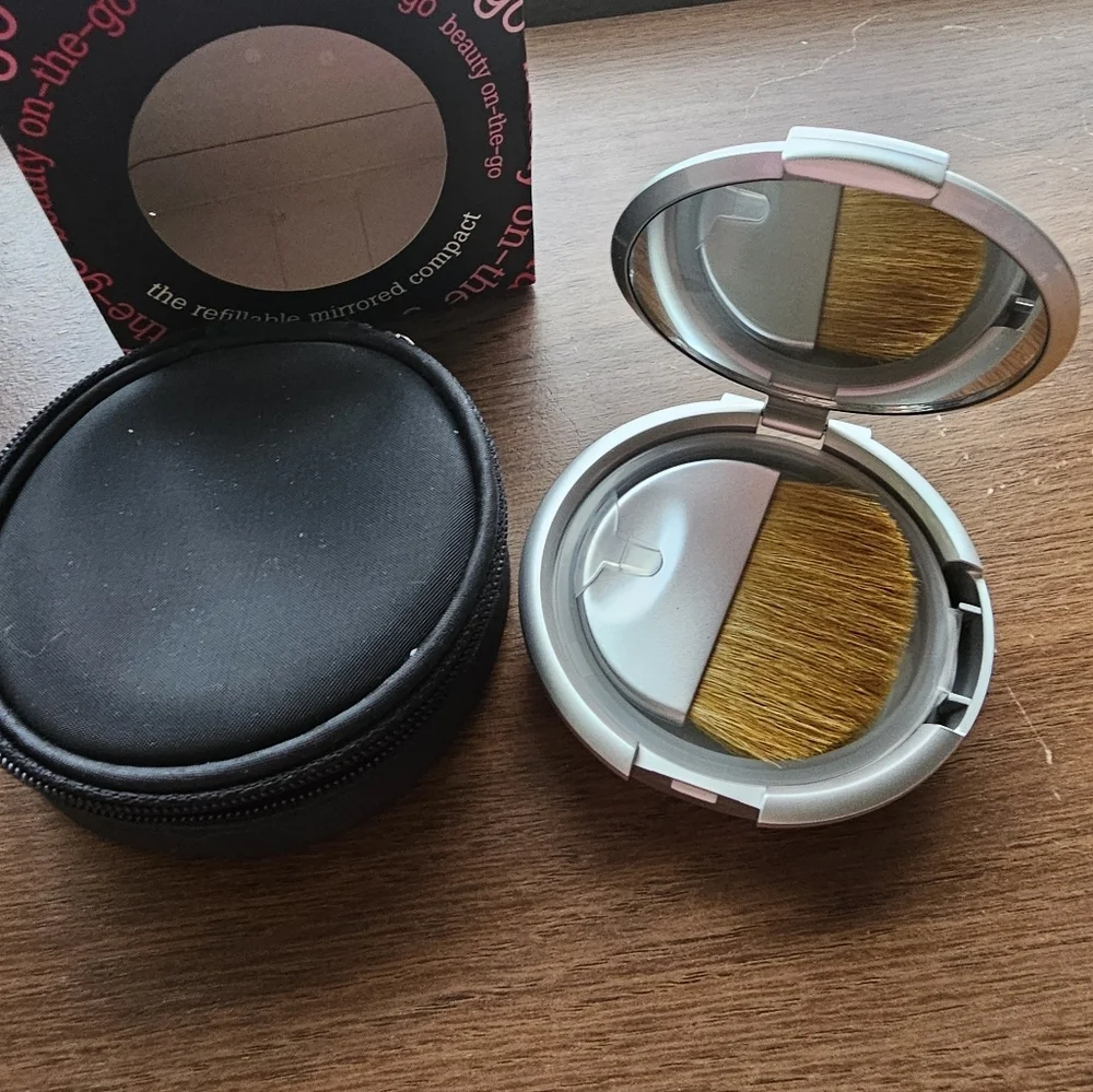 NIB Bare Escentuals Bare Minerals Silver Refillable Compact Beauty On The Go